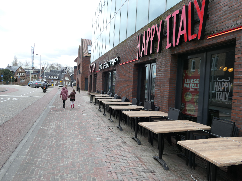 Loop langs Happy Italy naar de oversteekplaats.
